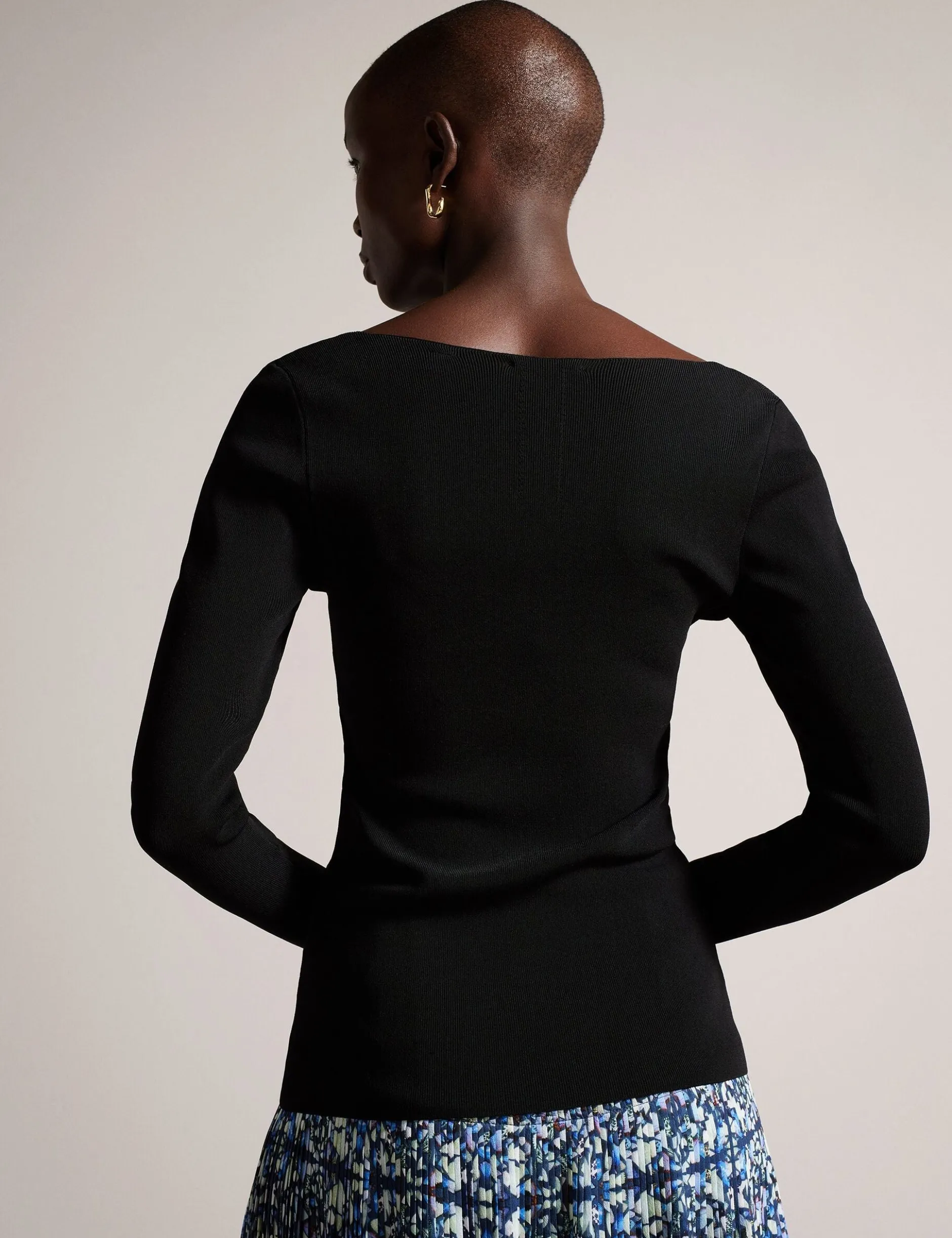 Fitted V-Neck Long Sleeve Knit Top